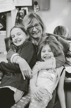 Amanda, with her mother and sister